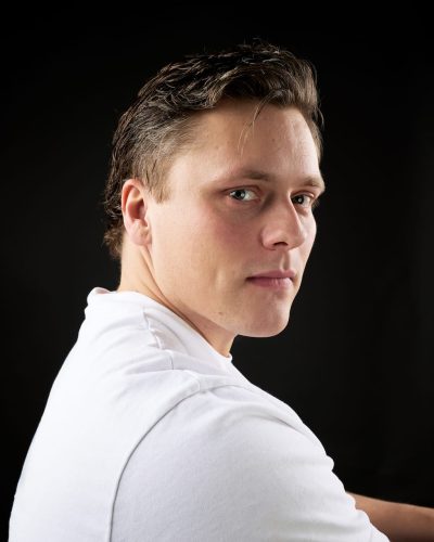 Aron Már headshots - 6